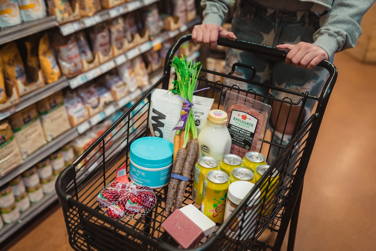 Selección de alimentos saludables en el supermercado