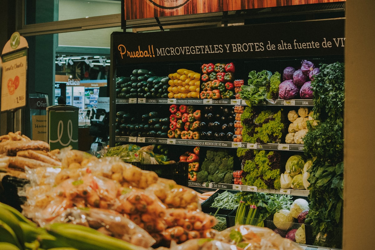 Lectura de etiquetas de alimentos en el supermercado